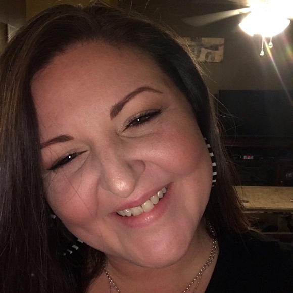 Meet your Posher, April - Picture 3 of 4